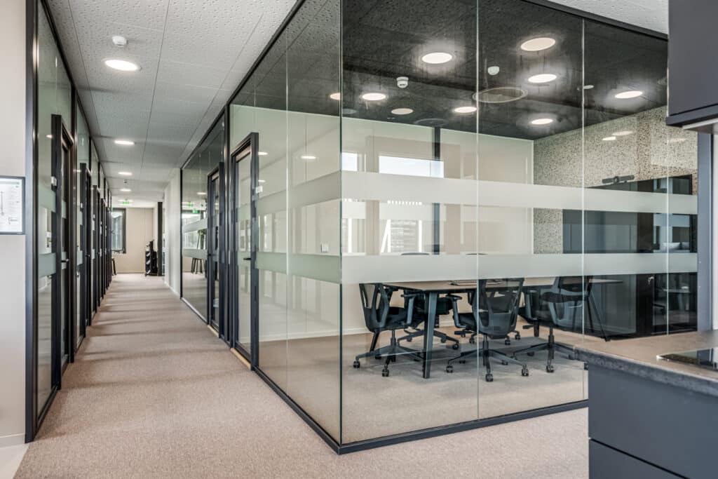 Moderne glassvegger til kontor fra hodneland bygginnredning as gir et lyst og åpent arbeidsmiljø